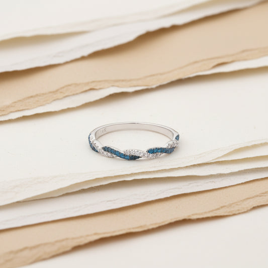 14K White Gold Blue & White Diamond Twist Ring – 0.25 Total Carats of Effortless Elegance